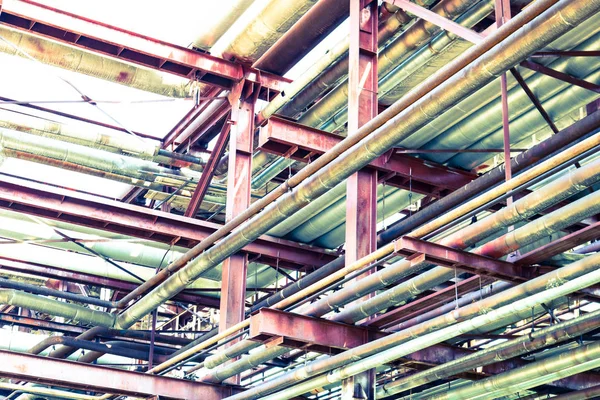  bir boru hattı Üstgeçit çıkışları ve drenaj bir petrol rafineri, petrokimya, kimya fabrikası, arka plan ile sıvı pompa için demir paslı boruları ile doku