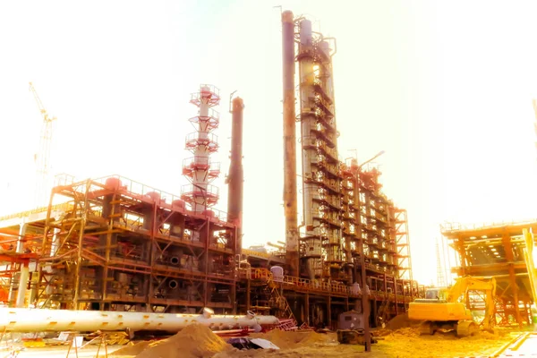 Lugar de construcción para la construcción de una refinería de petróleo con grandes columnas de rectificación en una refinería de petróleo, planta petroquímica —  Fotos de Stock