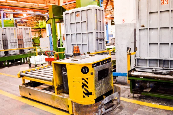 Self-propelled, self-contained yellow metal trolley, a machine for the transport of goods traveling through magnetic strips, paths in the production shop of a petrochemical