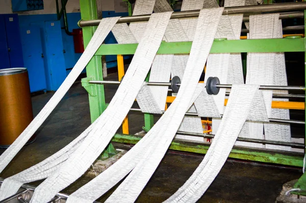 Producción de tela artificial. El proceso de fabricación de fibra sintética, multicolor, acrílico — Foto de Stock