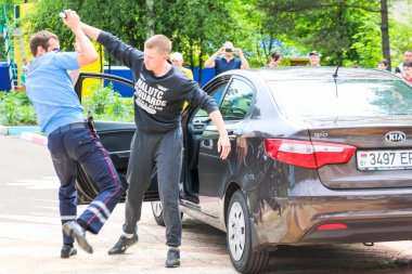 Bir polis, bir yol polis mavi bir üniforma, kavgalar, gecikmeler, bir aracın bir suç sürücüsü tutuklama. Belarus, Minsk, 08.08.2018