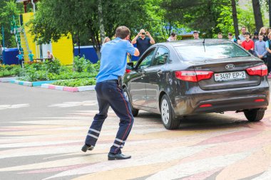 Bir polis, bir yol polis mavi bir üniforma, kavgalar, gecikmeler, bir aracın bir suç sürücüsü tutuklama. Belarus, Minsk, 08.08.2018.
