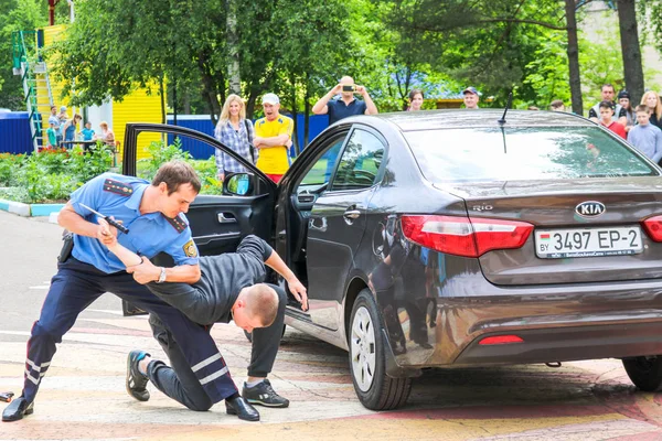 Bir polis, bir yol polis mavi bir üniforma, kavgalar, gecikmeler, bir aracın bir suç sürücüsü tutuklama. Belarus, Minsk, 08.08.2018