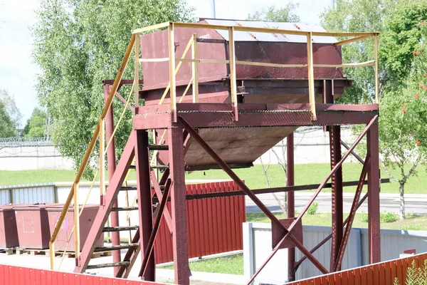 Grote industriële bruin afvalinzameling bin, Prullenbak opslaglocaties op een industrieel bedrijf — Stockfoto