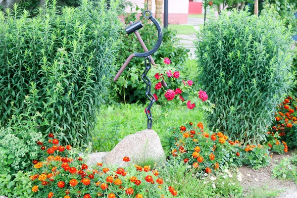 Parterre de fleurs fait maison avec de beaux cet et les plantes, les verts et l'herbe verte — Photo