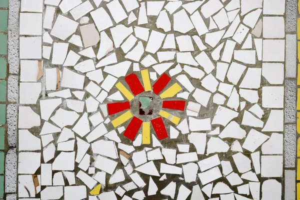 Textura de un mosaico de cerámica de fragmentos de vidrio de varios colores con un patrón de flores. El trasfondo — Foto de Stock