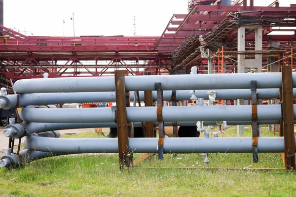 Velký litinový podstavec kovové potrubí s potrubí a elektrických kabelů a zařízení na průmyslové rafinerie Petrochemická rafinérie — Stock fotografie