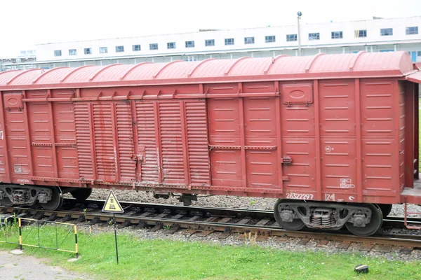 Красный коричневый металл железных грузовых вагонов для поезда на железнодорожной станции — стоковое фото