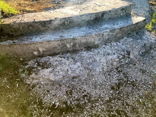 Textura de velho concreto cinza desmoronando degraus de pedra quebrados. O fundo — Fotografia de Stock