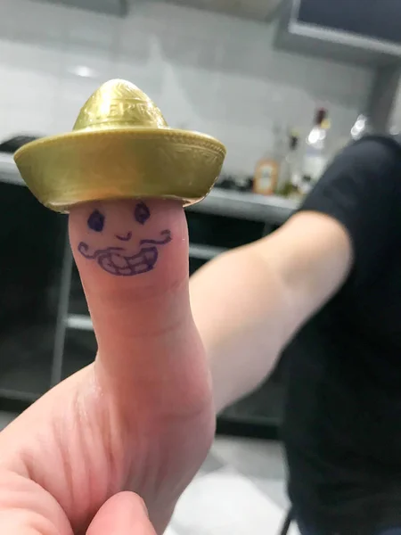 Pulgar, dedo mexicano en sombrero de oro con la cara alegre alegre pintada con bigotes y ojos —  Fotos de Stock