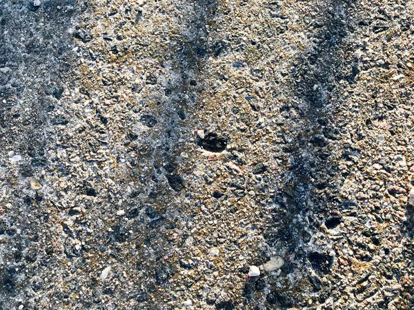 Textura de piedra gris de hormigón poroso con tiras de sombra. El trasfondo —  Fotos de Stock