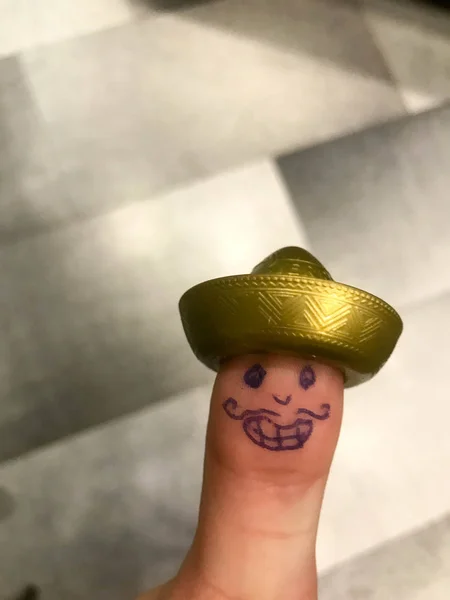 Pulgar, dedo mexicano en sombrero de oro con la cara alegre alegre pintada con bigotes y ojos —  Fotos de Stock