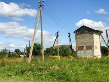 Eski bir çürük tuğla kırık köyü Trafo Merkezi, bir taş