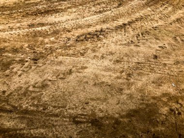 Kirli, pis, çamurlu, çamurlu, çamurlu, çatlak ve tekdüze çamurlu toprak bir yol. Off-road. Arkaplan