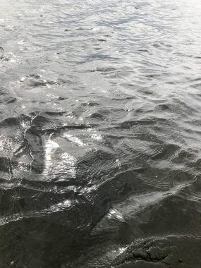 Dalgalanan dalgalar dalgaları ile doku koyu siyah soğuk su. Arka plan