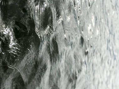 Koyu siyah soğuk su duvar dalgaların dalgalanan dalgaları ile. Arka plan