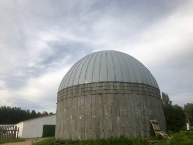 Tahıl ve Mısır depolamak için bir büyük yuvarlak beton ve metal ahır