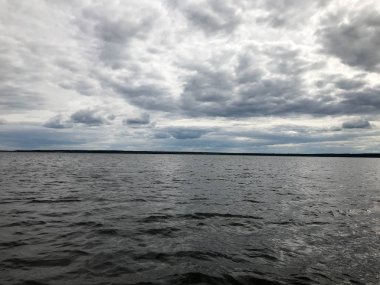 Ufuk çizgisi doğa manzaralı sahile su soğuk bulutlu havalarda gölün orta dalgalar ile bir manzara