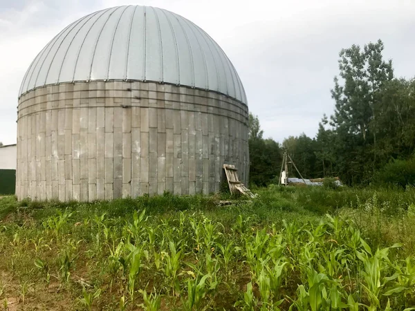 Большой круглый бетонный и металлический коровник для хранения зерна и кукурузы — стоковое фото