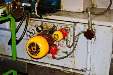 Kesme, metal, ahşap ve diğer malzemeler demir çubuklar, torna, torna, Ayrıntılar ve fabrikada yedek parça imalat sanayi demir torna