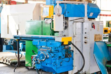 Kesme, metal, ahşap ve diğer malzemeler demir çubuklar, torna, torna, Ayrıntılar ve fabrikada yedek parça imalat sanayi demir torna