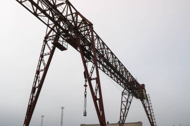 Endüstriyel demir büyük metal Santral Vinci bir kanca ile destekler kaldırma ve fabrikada raylar boyunca hareket ağır yük taşıyan için monte. Vinç köprü türüdür