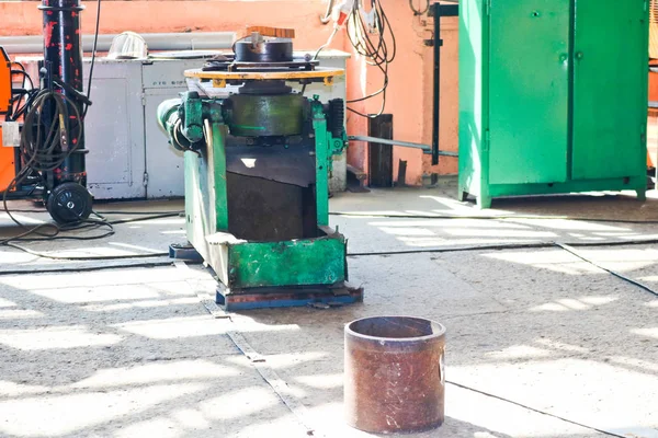 Torno de ferro industrial para corte, torneamento de tarugos de metais, madeira e outros materiais, torneamento, fabricação de detalhes e peças de reposição na fábrica — Fotografia de Stock