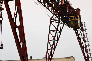 Endüstriyel demir büyük metal Santral Vinci bir kanca ile destekler kaldırma ve fabrikada raylar boyunca hareket ağır yük taşıyan için monte. Vinç köprü türüdür