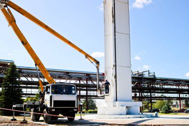 Özel bir teknik sütunlarda onarın. Vinç işçilerin büyük beyaz sütun onarmak. Resim ile kozmetik onarım. 