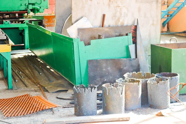 Armazém, armazenagem de sucata de ferro com folhas de altura e espaços em branco prontos para transformação na fábrica industrial petroquímica e metalúrgica — Fotografia de Stock