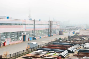 Endüstriyel manzara. Panoramik teknolojik borular. Paslı boruları, mavi yakut, üretim iletişim. Üretim binalar tamir. Puslu bir gökyüzü arka planı