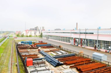 Endüstriyel manzara. Panoramik teknolojik borular. Paslı boruları, mavi yakut, üretim iletişim. Üretim binalar tamir. Puslu bir gökyüzü arka planı