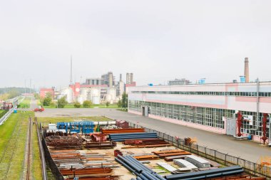 Endüstriyel manzara. Panoramik teknolojik borular. Paslı boruları, mavi yakut, üretim iletişim. Üretim binalar tamir. Puslu bir gökyüzü arka planı