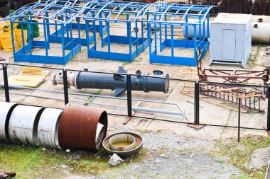 Endüstriyel manzara. Panoramik teknolojik borular. Paslı boruları, mavi yakut, üretim iletişim. Ürün üzerinde yapılan metal, plastik, galvanik yapıları