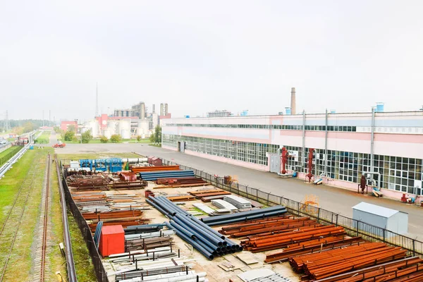 Paisaje industrial. Vista panorámica de las tuberías tecnológicas. Tubos oxidados, rubíes azules, comunicaciones de producción. Reparar edificios en producción. En el fondo de un cielo brumoso — Foto de Stock