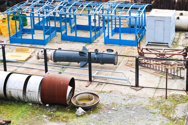 Endüstriyel manzara. Panoramik teknolojik borular. Paslı boruları, mavi yakut, üretim iletişim. Ürün üzerinde yapılan metal, plastik, galvanik yapıları