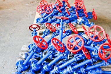 Boru hatları, birimleri, damarları bir petrol rafineri, petrokimya, Kimya Sanayi Fabrikası, kurumsal, yükleme için flanşlar vanalar düzenleyen birçok yeni küçük demir metal kapama vanalar,