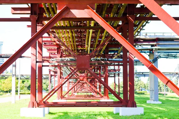 Estructuras metálicas rojas, soportes de rueda para tuberías, caballete de tuberías de vigas grandes, pilotes y rigideces en la refinería de petróleo, petroquímica, planta industrial química, la empresa — Foto de Stock