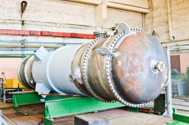 Büyük metal demir damıtma sütun kesirler sanayi tesislerinde bir petrol rafinerisinde dükkanın içine maddelerin ayrılması için kimya, Petrokimya tesisi