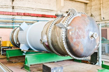 Büyük metal demir damıtma sütun kesirler sanayi tesislerinde bir petrol rafinerisinde dükkanın içine maddelerin ayrılması için kimya, Petrokimya tesisi