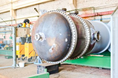 Büyük metal demir damıtma sütun kesirler sanayi tesislerinde bir petrol rafinerisinde dükkanın içine maddelerin ayrılması için kimya, Petrokimya tesisi