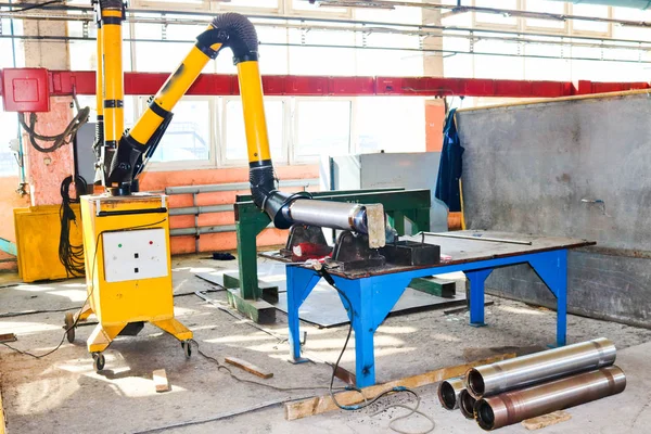 Robô, instrumento, equipamento para a produção de meálico, ferro, tubos inoxidáveis e na sala industrial da loja em uma refinaria de petróleo, química, planta petroquímica — Fotografia de Stock