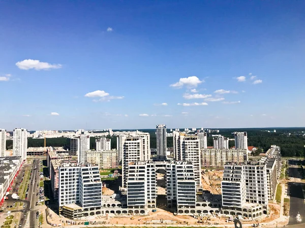 Panorámás kilátás nyílik a nagy magasság a gyönyörű főváros, egy city sokemeletes épületek és utak. Kilátás nyílik a városra, a megfigyelő fedélzetre a magasból. Városi táj — Stock Fotó