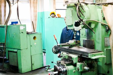 Büyük metal demir tezgah torna, için donatım tamir, onarım üretiminde Metalurji tesisi metal atölyesinde çalışmak