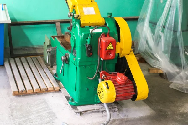 Torno de banco de hierro metálico grande, equipo para la reparación, trabajo con metal en el taller en la planta metalúrgica en la producción de reparación — Foto de Stock