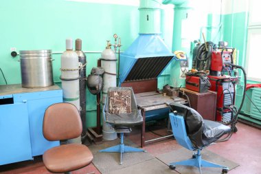 Yazı, tablo çalışma gaz kaynakçı benzin bidonları bir atölyede tamir üretiminde Metalurji tesisi ile çalışması için kaynak