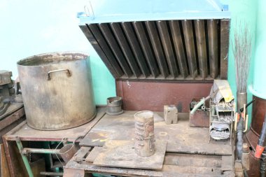 Yazı, tablo için bir kaynakçı Metalurji tesisi onarım üretim atölyesinde çalışmalarını kaynak