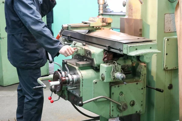 Άνδρας εργαζόμενος εργάζεται σε ένα μεγαλύτερο Τόρνος μετάλλων σιδήρου κλειδαρά, εξοπλισμός για επισκευές, εργασίες μετάλλου σε ένα εργαστήριο στις μεταλλουργικές εγκαταστάσεις σε μια παραγωγή επισκευής — Φωτογραφία Αρχείου