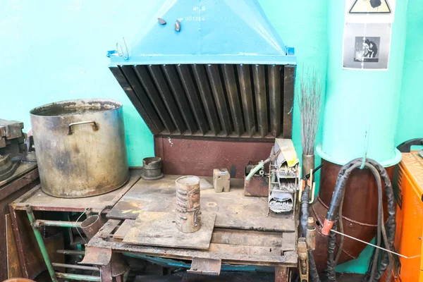 Posto de soldadura, mesa de trabalho de um soldador em uma oficina em uma fábrica metalúrgica em uma produção de reparo — Fotografia de Stock