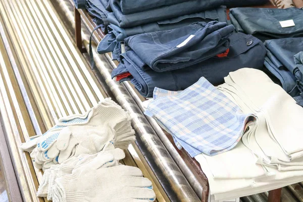 Ein Satz Arbeitsschutzkleidung für Arbeiter, Kleidung, Arbeitsmäntel, Handschuhe liegen auf dem Tisch — Stockfoto